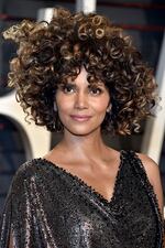 BEVERLY HILLS, CA - FEBRUARY 26:  Actor Halle Berry attends the 2017 Vanity Fair Oscar Party hosted by Graydon Carter at Wallis Annenberg Center for the Performing Arts on February 26, 2017 in Beverly Hills, California.  (Photo by Pascal Le Segretain/Getty Images)